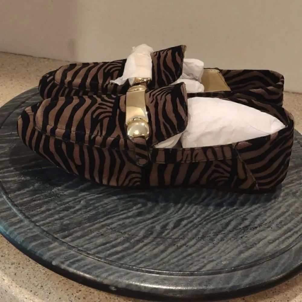 👍 Vince Camuto Size 6.5 Wide  Leather Loafers   A14